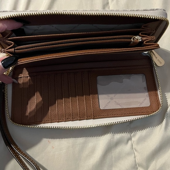 Michael Kors wallet - Picture 5 of 7
